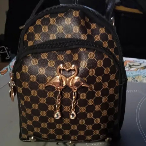 Designer Inspired Kissing Doves Handbag and Purse Set - Picture 5 of 16